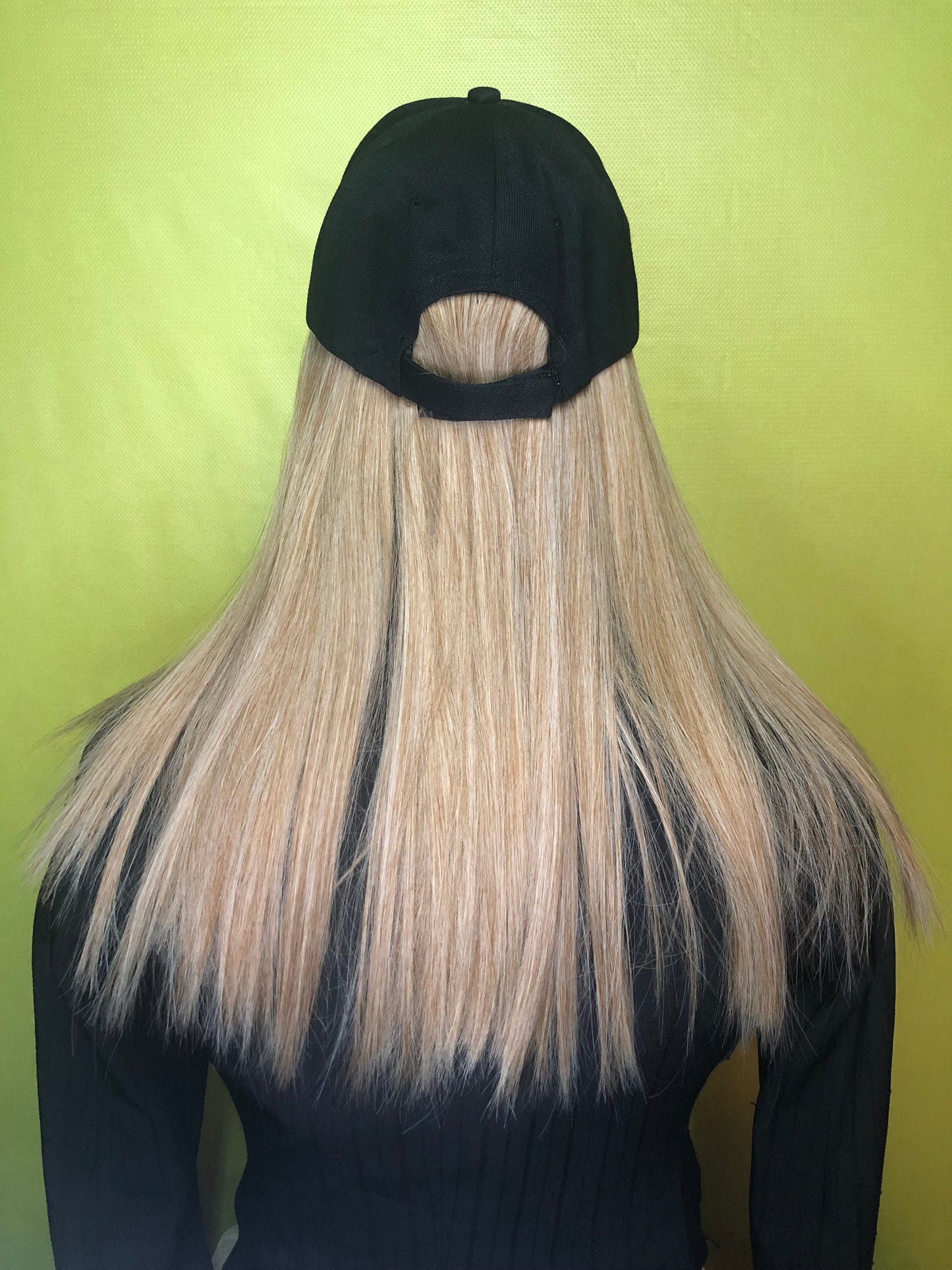 Perruque casquette blonde