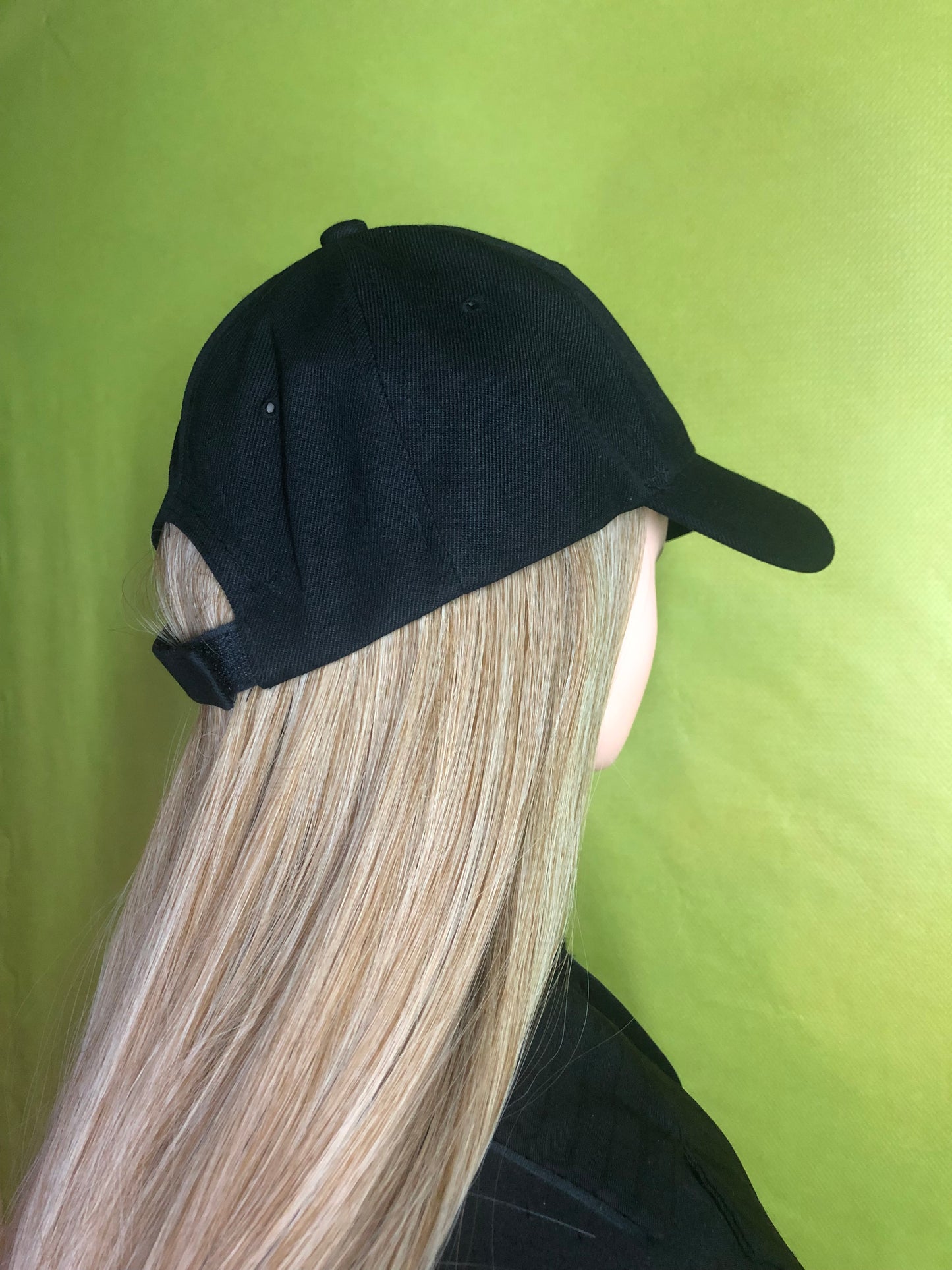 Perruque casquette blonde